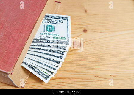 Hundert-Dollar-Scheine in Buch Stockfoto