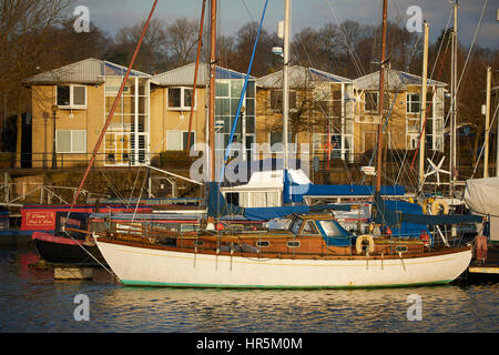 Morgen stumpf Partie leichten Booten Liegeplätze im Preston Marina Becken bei Edward Dock Ashton auf Ribble Flussufer Docklands, Lancashire, England, UK Stockfoto