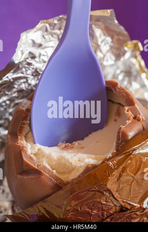 Cadbury Dairy Milk Ei'n'Löffel - choc - voll von Flauschigen lecker milchig Mousse mit Wrapper rückgängig gemacht Inhalte und Löffel bereit für Ostern zu Essen zu zeigen Stockfoto