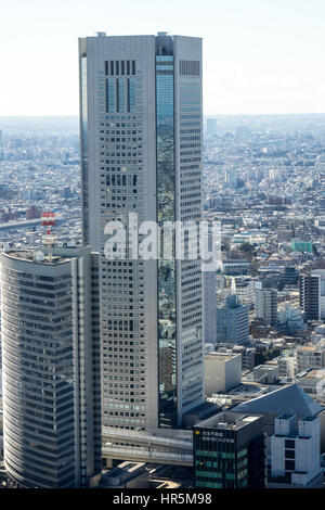 Wolkenkratzer von der Aussichtsplattform der Nordturm des Tokyo Metropolitan Government Gebäudekomplex in Shinjuku gesehen. Stockfoto