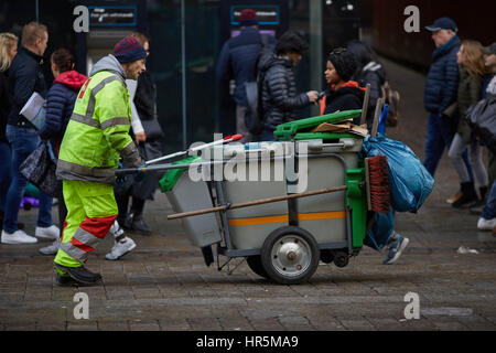 Des Rates bin Entleerung mit Handwagen heruntergedrückt Manchester, Market Street, England, UK. Stockfoto