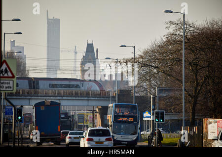 Hyde-Straße in Gorton Jungfrau Class 390 Pendolino hoher Geschwindigkeit EMU-Expresszug von London Ansätzen Piccadilly Station Stockfoto