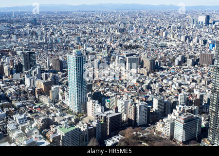 Panorama der Metropole Tokio von der Aussichtsplattform des Nordturms des Tokyo Metropolitan Government Building in Shinjuku Komplex. Stockfoto