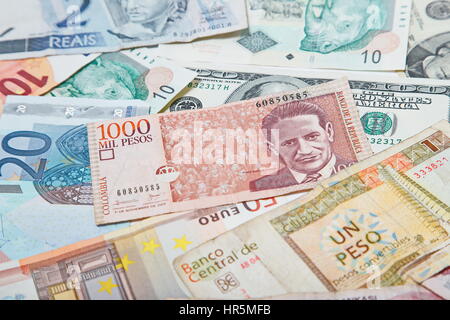 Hintergrund von Papiergeld der verschiedenen Länder. Kolumbianischer Peso in der Mitte Stockfoto