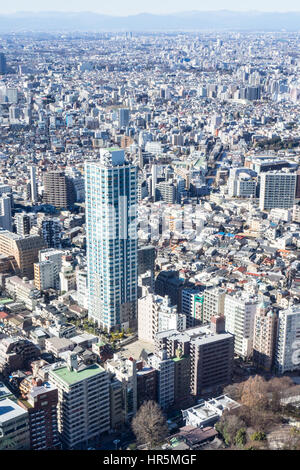 Panorama der Metropole Tokio von der Aussichtsplattform des Nordturms des Tokyo Metropolitan Government Building in Shinjuku Komplex. Stockfoto