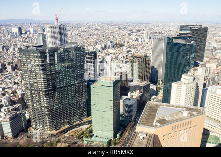 Panorama der Metropole Tokio von der Aussichtsplattform des Nordturms des Tokyo Metropolitan Government Building in Shinjuku Komplex. Stockfoto