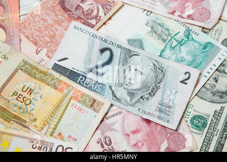 Hintergrund von Papiergeld der verschiedenen Länder. Brasilianischer Real in der Mitte Stockfoto