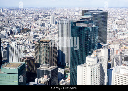 Panorama der Metropole Tokio von der Aussichtsplattform des Nordturms des Tokyo Metropolitan Government Building in Shinjuku Komplex. Stockfoto