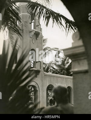 Tauchen Olympiasieger, Helen Meany, tauchen aus dem High Dive-Sprungbrett in den Pool im The Breakers Resorthotel in Palm Beach, Florida im Februar 1930. Stockfoto