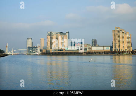 MediacityUK The Lowry Outlet Mall Komplex über Manchester Ship Canal in Salford Quays Salford Manchester England, UK Stockfoto