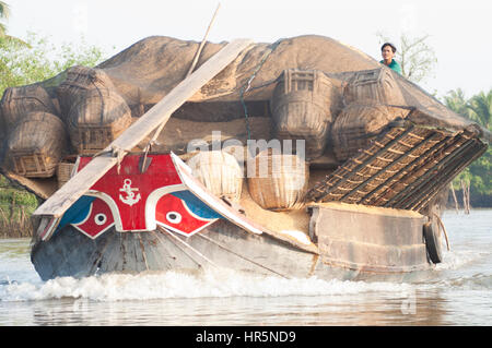 Vinh Long, Vietnam - 3. Februar 2005: Traditionelle Schiff beladen mit Getreide Segel vorbei in der Nähe von Vinh Long am Mekong-Delta Stockfoto