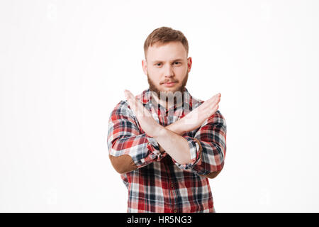 Ernsthafte bärtigen Mann im Hemd zeigt Stop-Schild und Blick in die Kamera. Isolierten weißen Hintergrund Stockfoto