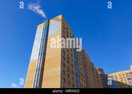 Wohngebäude mit Rohren. Ideal gegen den blauen Himmel. Stockfoto
