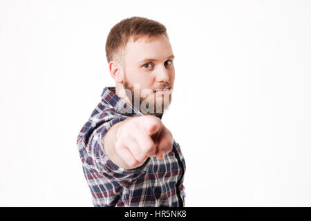 Ernster Mann im Hemd auf Kamera zeigen. Isolierten weißen Hintergrund Stockfoto