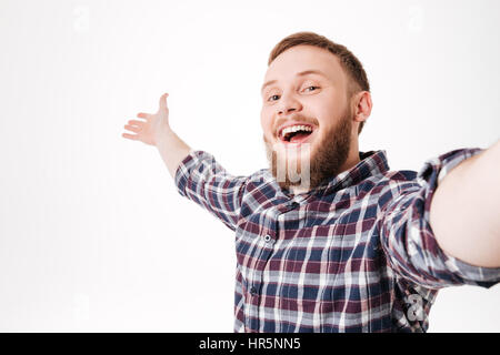 Glücklich bärtigen Mann im Hemd machen Selfie im Studio auf weißem Hintergrund Stockfoto