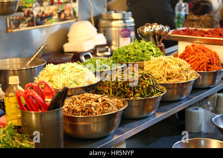 Stände mit Essen in der Nacht bei Gwangjang Markt in Jongro, Seoul, Korea Stockfoto