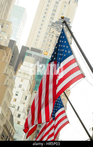 New York City, USA - 26. September 2012: US-Flagge im Hintergrund Wolkenkratzer in Manhattan. Stockfoto