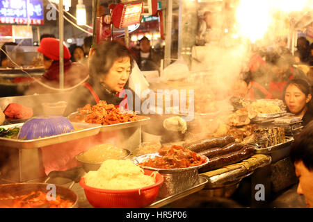 Stände mit Essen in der Nacht bei Gwangjang Markt in Jongro, Seoul, Korea Stockfoto