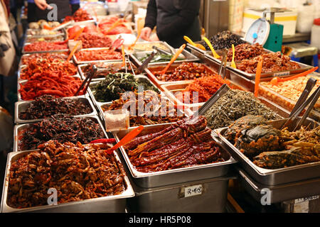 Stände mit Essen in der Nacht bei Gwangjang Markt in Jongro, Seoul, Korea Stockfoto