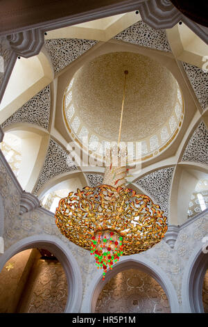 Abu Dhabi, Vereinigte Arabische Emirate - 12. April 2015: Sheikh Zayed Grand Moschee innen, Abu Dhabi, Vereinigte Arabische Emirate. Stockfoto