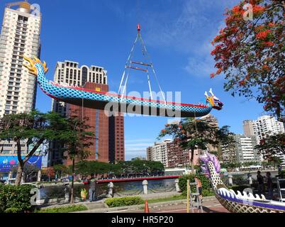 KAOHSIUNG, TAIWAN--27. Mai 2016: ein Kran senkt ein Drachenboot in den Fluss der Liebe in der Vorbereitung für die kommende Drachenboot-Festival. Stockfoto