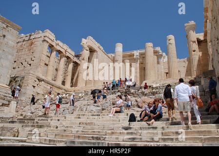 Touristen auf den Stufen der Akropolis in Athen, Griechenland am 13. Mai 2016. Die historische Stätte stammt aus dem 5. Jahrhundert v. Chr.. Stockfoto