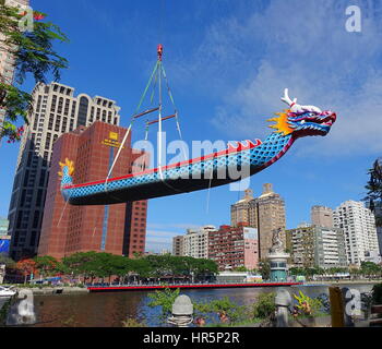 KAOHSIUNG, TAIWAN--27. Mai 2016: ein Kran senkt ein Drachenboot in den Fluss der Liebe in der Vorbereitung für die kommende Drachenboot-Festival. Stockfoto