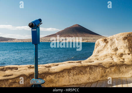 Touristische Sehenswürdigkeiten Teleskop. Atlantik und Montana Roja auf Hintergrund. Auf der Insel Teneriffa, Spanien Stockfoto