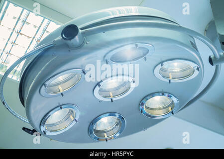 Moderne chirurgische Lampe im Operationssaal des Krankenhauses Stockfoto