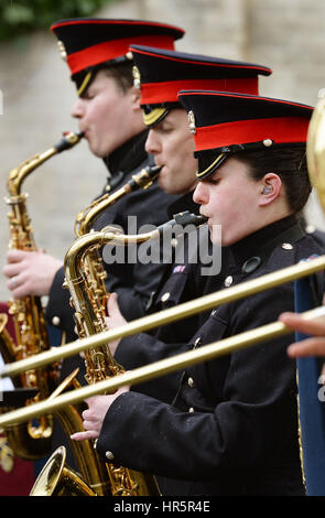 Die Grenadier Guards Band Praxis ihre musikalische Sequenz, wollte an die wechselnden Wachablösung vor dem Buckingham Palace gespielt werden, aber die wurde geändert, um Wellington Barracks, in der Nähe wegen des Wetters, in der Londoner Westminster. Stockfoto