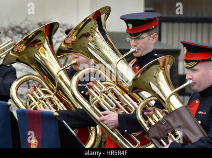 Die Grenadier Guards Band Praxis ihre musikalische Sequenz, wollte an die wechselnden Wachablösung vor dem Buckingham Palace gespielt werden, aber die wurde geändert, um Wellington Barracks, in der Nähe wegen des Wetters, in der Londoner Westminster. Stockfoto