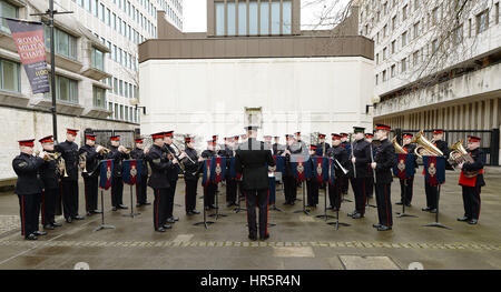 Die Grenadier Guards Band Praxis ihre musikalische Sequenz, wollte an die wechselnden Wachablösung vor dem Buckingham Palace gespielt werden, aber die wurde geändert, um Wellington Barracks, in der Nähe wegen des Wetters, in der Londoner Westminster. Stockfoto