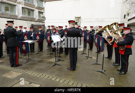 Die Grenadier Guards Band Praxis ihre musikalische Sequenz, wollte an die wechselnden Wachablösung vor dem Buckingham Palace gespielt werden, aber die wurde geändert, um Wellington Barracks, in der Nähe wegen des Wetters, in der Londoner Westminster. Stockfoto