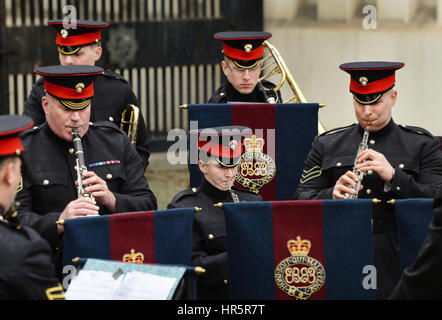 Die Grenadier Guards Band Praxis ihre musikalische Sequenz, wollte an die wechselnden Wachablösung vor dem Buckingham Palace gespielt werden, aber die wurde geändert, um Wellington Barracks, in der Nähe wegen des Wetters, in der Londoner Westminster. Stockfoto