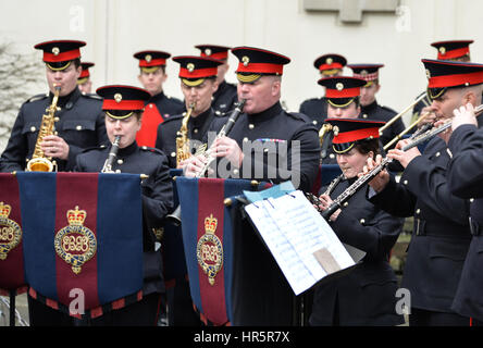 Die Grenadier Guards Band Praxis ihre musikalische Sequenz, wollte an die wechselnden Wachablösung vor dem Buckingham Palace gespielt werden, aber die wurde geändert, um Wellington Barracks, in der Nähe wegen des Wetters, in der Londoner Westminster. Stockfoto