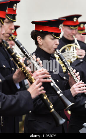 Die Grenadier Guards Band Praxis ihre musikalische Sequenz, wollte an die wechselnden Wachablösung vor dem Buckingham Palace gespielt werden, aber die wurde geändert, um Wellington Barracks, in der Nähe wegen des Wetters, in der Londoner Westminster. Stockfoto