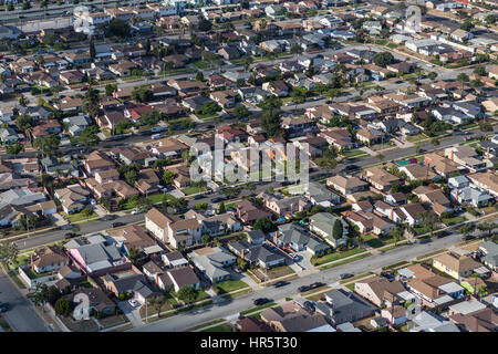 Los Angeles, Kalifornien, USA - 6. August 2016: Am Nachmittag Luftaufnahme des älteren Mittelklasse Wohnstraßen in Los Angeles County. Stockfoto