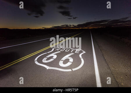 Route 66 Plasterung Zeichen in der kalifornischen Mojave-Wüste Nacht. Stockfoto