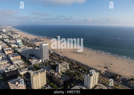 Santa Monica, Kalifornien, USA - 6. August 2016: Sommer Nachmittag Luftaufnahme des Santa Monica Geschäftsviertel und Strand in der Nähe von Los Angeles. Stockfoto