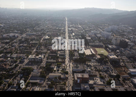 Los Angeles, Kalifornien, USA - 6. August 2016: Luftaufnahme des dicken Sommersmog über Sunset Boulevard in Hollywood. Stockfoto