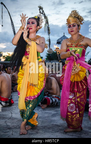 Uluwatu - März 15: Traditionelle balinesische Kecak-Tanz in Uluwatu Tempel am 15. März 2015, Bali, Indonesien. Kecak (Ramayana-Affe-Chant) ich Stockfoto