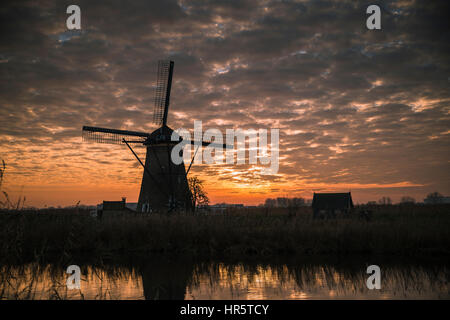 UNESCO-Welterbe Windmühlen in Kinderdijk in Holland Europa Windmühlen am Wasser mit Reflexion "und" Twilight bei Sonnenuntergang Stockfoto