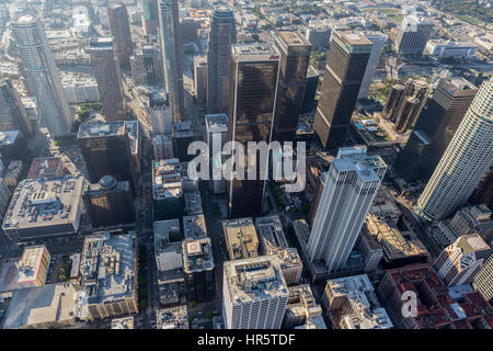 Los Angeles, Kalifornien, USA - 6. August 2016: Downtown Hochhaus-Türme in am Nachmittag Sommersmog. Stockfoto