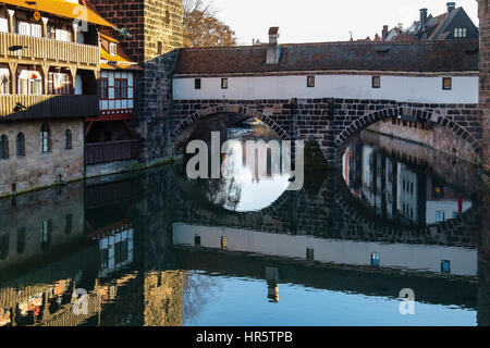 Henkersteg oder Henkers Brücke von Weinstadle Fachwerkhaus Gebäude des 15. Jahrhunderts spiegelt sich in den Fluss Pegnitz.  Nürnberg, Bayern, Deutschland Stockfoto