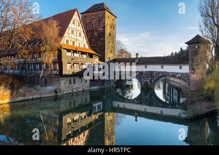 15. Jahrhundert alten reflektiert Weinstadle Fachwerkhaus Gebäude und Henkersteg oder Henkers Brücke in Pegnitz Fluss in Nürnberg (Nürnberg), Bayern, Deutschland Stockfoto