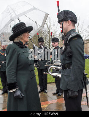 Die Herzogin von Cornwall bei einem Besuch in das 4. Bataillon The Rifles in Normandy Barracks, Aldershot. Stockfoto