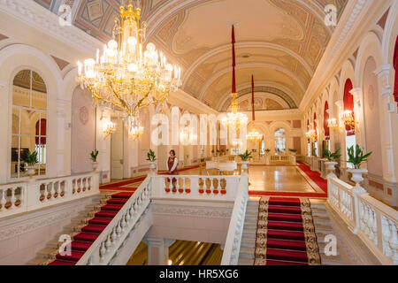 Ansicht der wichtigsten Haupttreppe und weißen Foyer des Bolschoi-Theaters in Moskau, Russland Stockfoto