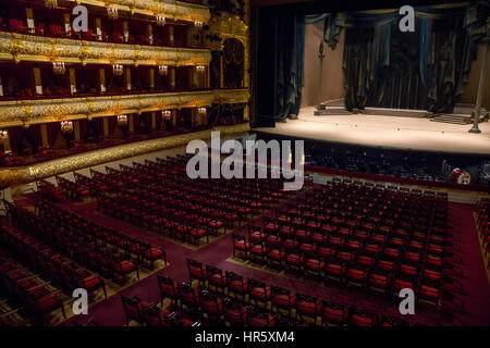 Blick auf eine Bühne und der Zuschauerraum Innenraum des Bolschoi-Theaters ein historisches Theater Ballett und Oper in Moskau, Zentralrussland Stockfoto