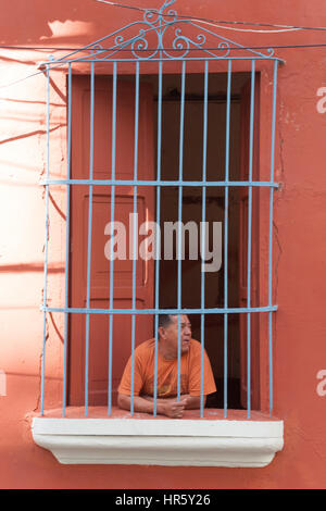 Venezuela Caracas 21/01/2012. Man stützte sich auf das Fenster eines alten Hauses in La Pastora Nachbarschaft. Stockfoto