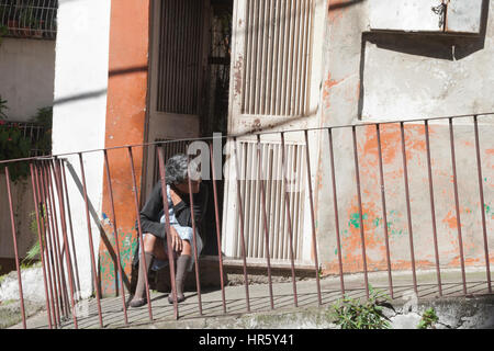 Venezuela Caracas 21/01/2012. Alte Frau im Eingang eines alten Hauses sitzen. Stockfoto